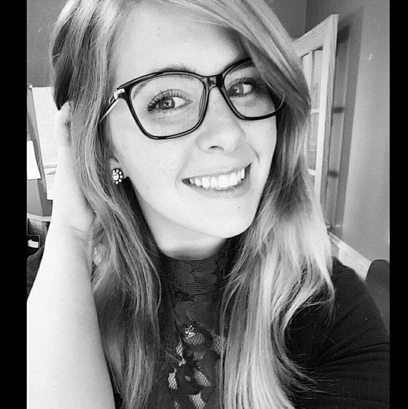 🌻 MEET YOUR POSHER! 🌻 - Picture 4 of 4